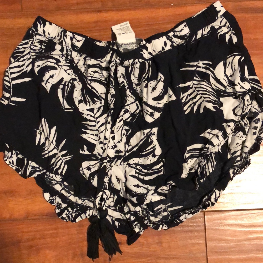 ☀️American rag black floral ruffle shorts☀️